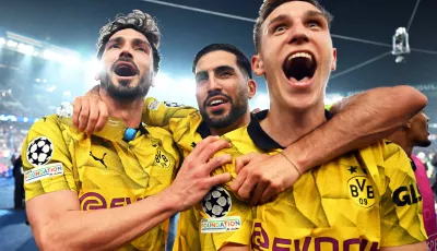 Dortmunds Spieler Mats Hummels (l-r), Emre Can und Nico Schlotterbeck jubeln über den Sieg.