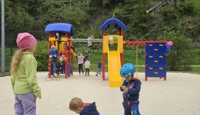 Kinder weihen den erweiterten Spielplatz inklusive der neuen Kletterburg ein