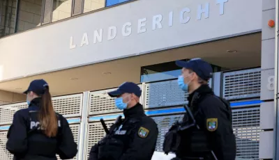 Polizei vor dem Landgericht in Magdeburg