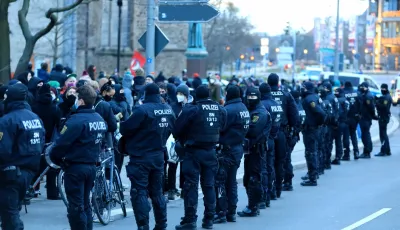 Polizisten sichern eine Demonstration in Magdeburg