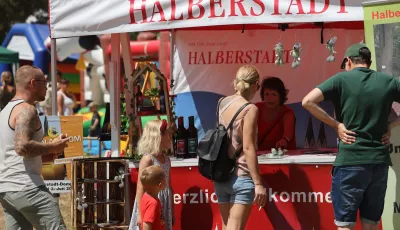 Ein Verkaufsstand der Stadt Halberstadt auf dem 23. Harzer Landwirtschaftsfest