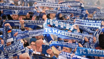Fans des FC Magdeburg jubeln