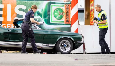 Einsatzkräfte der Polizei sichern auf dem Schützenplatz Hannover