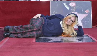 Avril Lavigne räkelt sich auf ihrem neuen Hollywood-Stern
