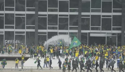 Anhänger des ehemaligen brasilianischen Präsidenten Bolsonaro stürmen den Palacio do Planalto, den offiziellen Sitz des brasilianischen Präsidenten.