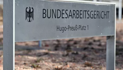 «Bundesarbeitsgericht» steht auf dem Schild am Eingang zum höchsten deutschen Arbeitsgericht in Erfurt