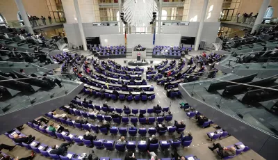 Die Abgeordneten sitzen im Bundestag