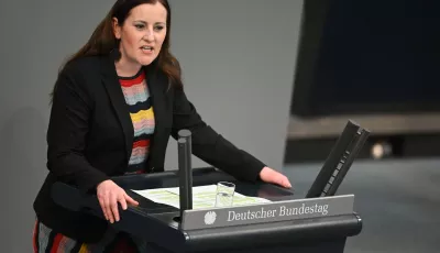 Janine Wissler, Vorsitzende der Partei Die Linke und Mitglied des Deutschen Bundestags, spricht im Plenum des Parlaments.