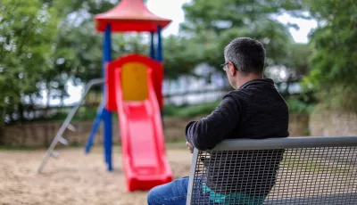 Sachsen-Anhalt, Seeburg: Tobias sitzt allein an einem Spielplatz. Der Vater eines Kindes zieht wegen einer Vaterschaftsanfechtung vor das Bundesverfassungsgericht.