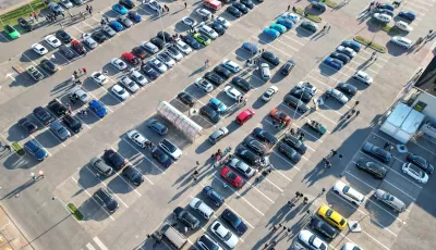 Hunderte Fans der Autotuningszene treffen sich nach der Sperrung der L96 an der Rappbodetalsperre auf einem Parkplatz im Gewerbegebiet der Stadt Blankenburg