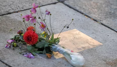 Gedenkplatte für den getöteten Daniel H. in Chemnitz