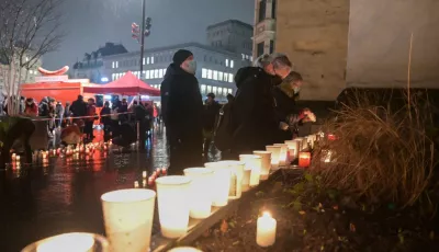 Kerzen werden zum Gedenken der Corona-Toten von Halle auf dem Marktplatz entzündet. 