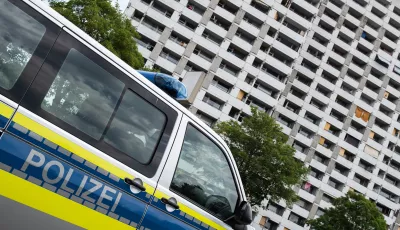 Hochhaus in Göttingen mit Polizeiauto