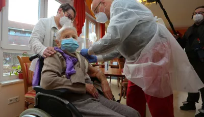 Edith Kwoizalla ist mit ihren 101 Jahren die erste Heimbewohnerin, die in Deutschland gegen Corona geimpft wurde