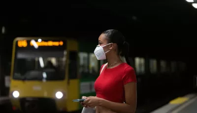 Eine Frau trägt in einer Stadtbahnhaltestelle in der Innenstadt eine FFP2-Maske