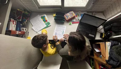 Ein Kind macht seine Hausaufgaben zu Hause mit seiner Mutter am selben Tag, an dem die Bildungsministerin von Spanien bei einer Videokonferenz mit den zuständigen Vertretern aller Regionen beschlossen hat, dass das Schuljahr trotz der Krise wie vorgesehen
