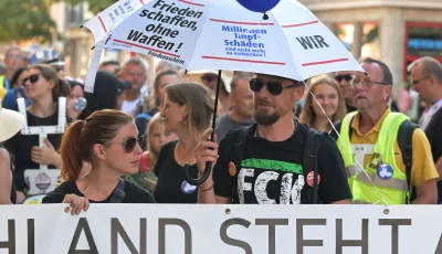 Demonstration in Magdeburg mit Demonstranten und Plakaten