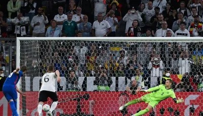 Harry Kane (l) trifft gegen Deutschlands Torwart Manuel Neuer per Elfmeter zum 1:1