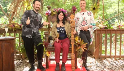 Visagistin Djamila Rowe sitzt mit ihrer Krone nach dem Sieg beim RTL-Dschungelcamp 2023
