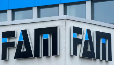 «FAM» steht an der Fassade eines Werkgebäudes des Anlagenbauers FAM