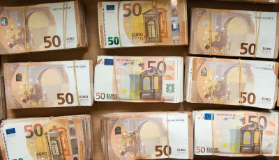 Symbolbild: Euro-Banknoten liegen während einer Pressekonferenz im Bundeskriminalamt gebündelt auf einem Tisch