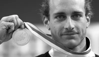Der deutsche Stabhochspringer Tim Lobinger zeigt am Samstag (02.03.2002) im Ferry-Dusika Stadion in Wien bei den Leichtathletik-Hallen-Europameisterschaften nach der Siegerehrung seine Medaille.