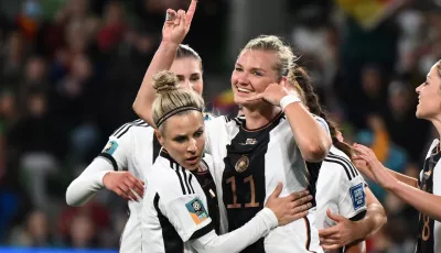 Deutschlands Alexandra Popp (M) feiert mit ihren Spielerkolleginnen das 2:0