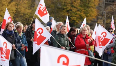 Grundschullehrerinnen und -lehrer aus Sachsen-Anhalt protestieren vor dem Landtag in Magdeburg
