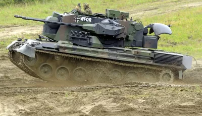 Flakpanzer vom Typ Gepard fährt auf dem Truppenübungsplatz