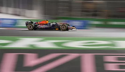 Max Verstappen aus den Niederlanden vom Team Oracle Red Bull steuert sein Auto auf dem Las Vegas Strip Circuit