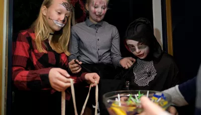 Jugendliche klingeln gruselig kostümiert am Halloween Tag an Haustüren mit einem Spruch