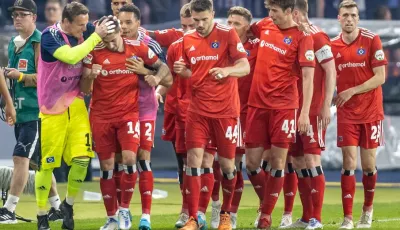 Ludovit Reis (3.v.l) vom Hamburger SV jubelt nach seinem Treffer zum 1:0 mit Teamkollegen