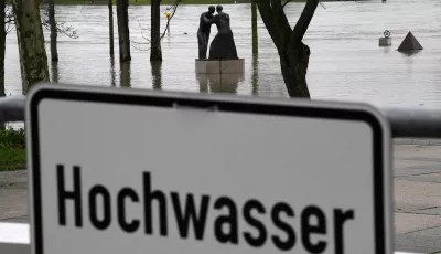 Symbolbild: Schild, auf dem Hochwasser steht