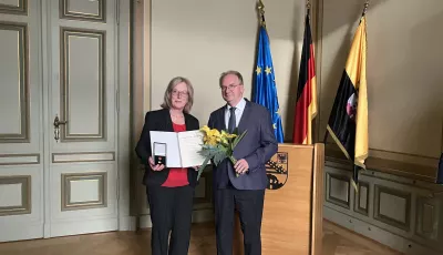 Ministerpräsident Reiner Haseloff übergibt die Ehrennadel des Landes Sachsen-Anhalt an Heidrun Meyer, die ehemalige Bürgermeisterin der Stadt Seeland
