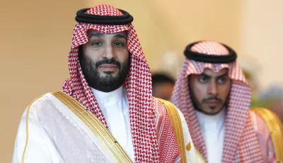 Mohammed bin Salman (l), Kronprinz von Saudi-Arabien, trifft für den informellen Dialog der Apec-Leiter ein, der im Rahmen des Apec-Gipfels stattfindet. 