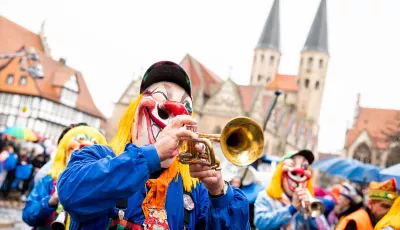 Karnevalisten nahmen 2020 am Karnevalsumzug «Schoduvel» teil und überquerten den Altstadtmarkt.