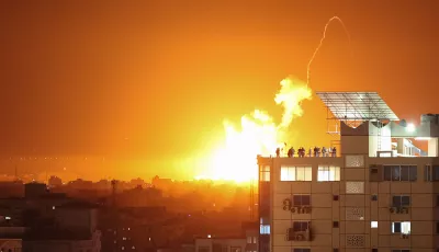 Eine Explosion ist hinter Gebäuden nach Luftangriffe auf mehrere Ausbildungsstätten der Hamas zu sehen.