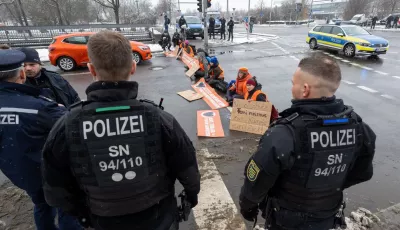 Aktivistinnen der Letzten Generation haben sich auf der Fahrbahn der Jahnallee in Leipzig festgeklebt