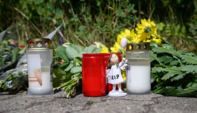 Kerzen, Blumen und Figuren zum Gedenken an eine getötete 15-Jährige 