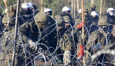 Polnische Sicherheitskräfte sichern die Grenze