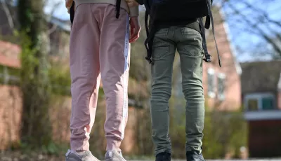 Symbolbild: Zwei Jugendliche stehen auf einer Straße