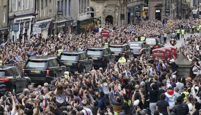 Die Menschenmenge beobachtet, wie der Leichenwagen mit dem Sarg von Königin Elizabeth II. vorbeifährt