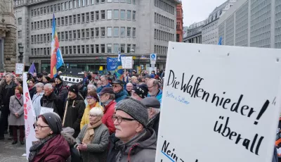 Sachsen, Leipzig: Teilnehmer einer Kundgebung versammeln sich mit Fahnen und Transparenten im Stadtzentrum.