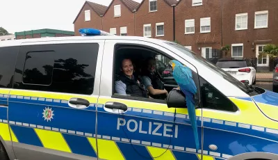 Polizei mit Papagei