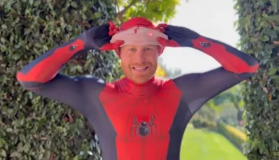 Prinz Harry als Spider-Man verkleidet