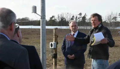 Meteorologe Jörg Kachelmann und Reiner Haseloff auf dem ehemaligen Militärflugplatzgelände