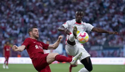 Leipzigs Amadou Haidara (r) kommt vor Liverpools James Milner an den Ball