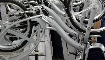 Mitarbeiter des Fahrradherstellers Sachsenring Bike Manufaktur GmbH montieren Fahrräder an einer Taktstraße in dem Unternehmen in Sangerhausen. 