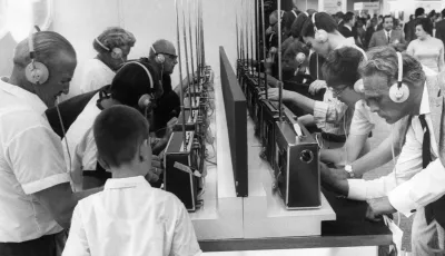 1967, Berlin: Hochbetrieb an einem Stand für tragbare Radiogeräte auf der 25. Großen Deutschen Funkausstellung
