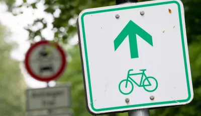 Ein Schild zeigt den Radschnellweg von Stuttgart in Richtung Böblingen an. Im Hintergrund steht ein Verbotsschild für Autos und Motorräder.